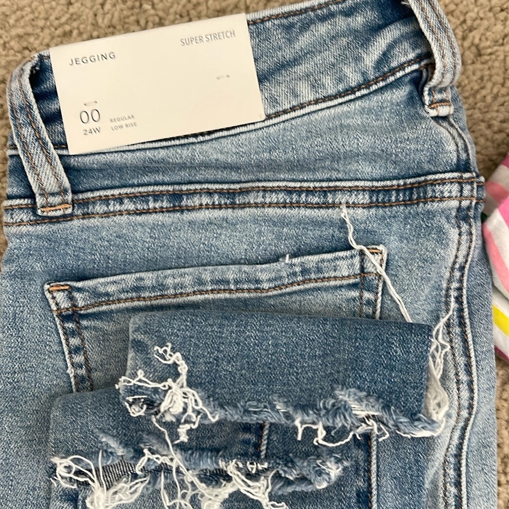 These never worn AE super stretchy jeans in a size 00-0 are super comfortable.